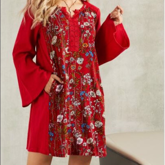 Suzanne Betro Dresses & Skirts - 💖Host Pick💖 Suzanne Betro boho, bell-sleeved floral dress with waffle-knit.